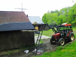 Zetor helping with Shingling_1.jpg